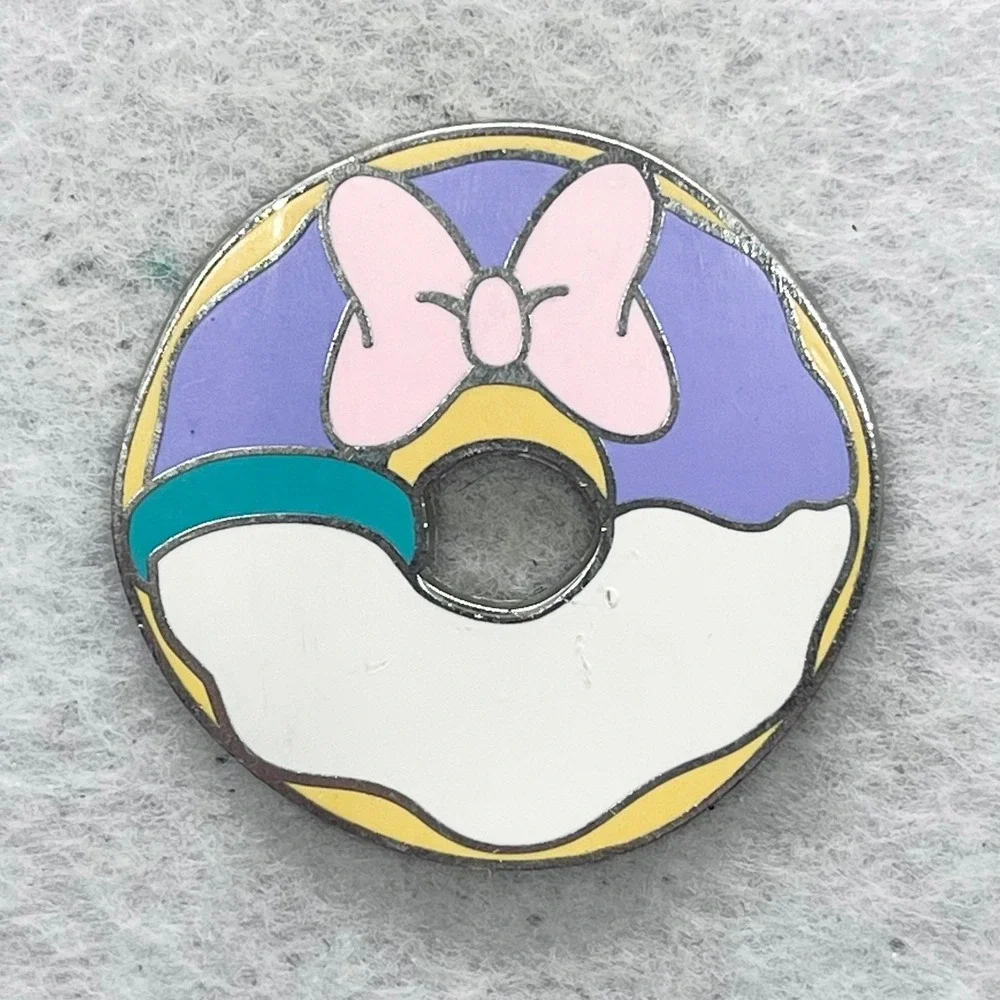🔮 5/$25 Disney Daisy Duck Donut Pin